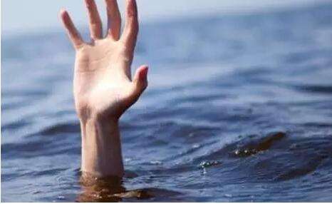 小伙冲浪意外溺水两分钟,67岁老人救4个冲浪溺水年轻人