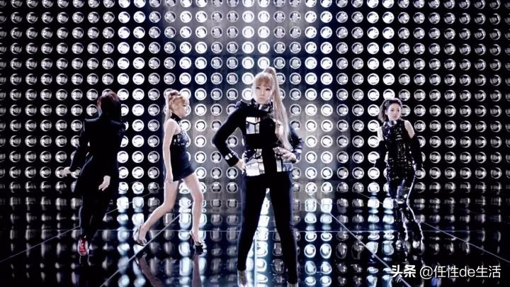 韩国女明星穿的衣服曝光,韩国女明星的衣服都是从哪里买的