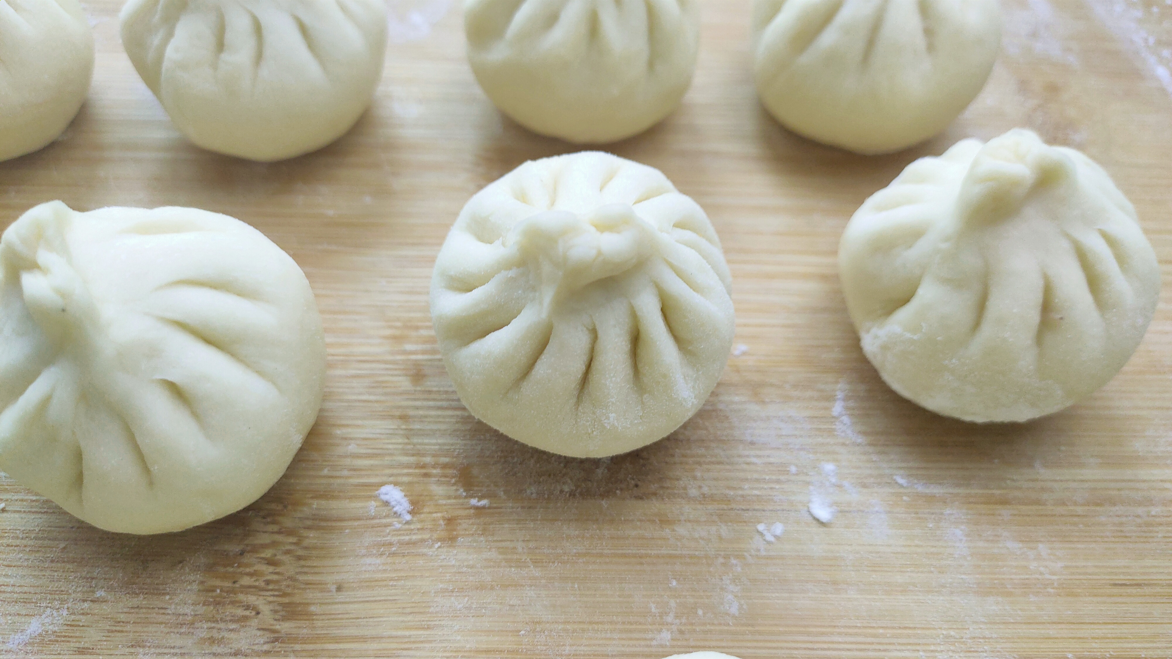 蒸包子发黄怎么回事,蒸包子怎么才能让包子膨胀松软白