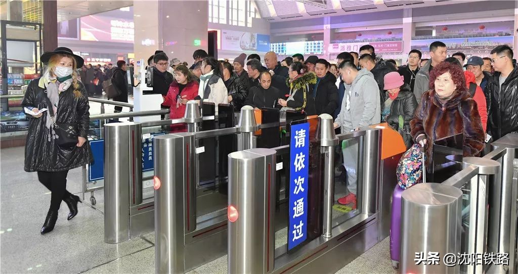 实行电子客票首日旅客为便捷点赞