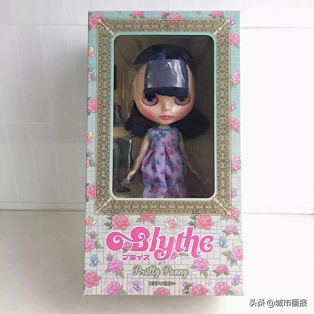 邮费都砍价的年轻人，竟给自己的娃娃穿上奢侈品