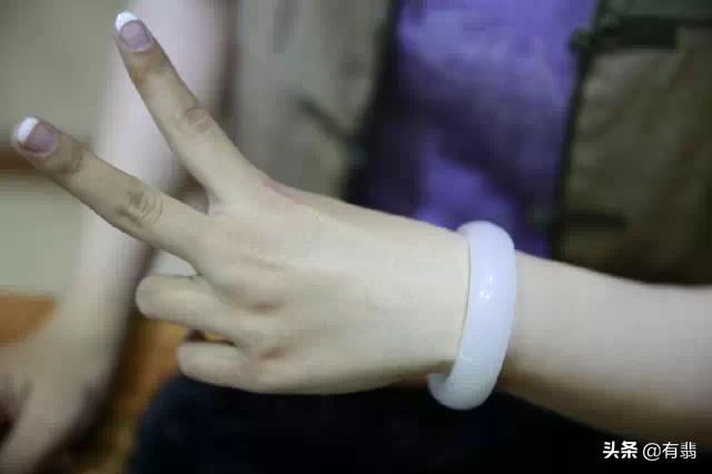 翡翠手镯戴的方法,玉手镯要怎样戴和脱