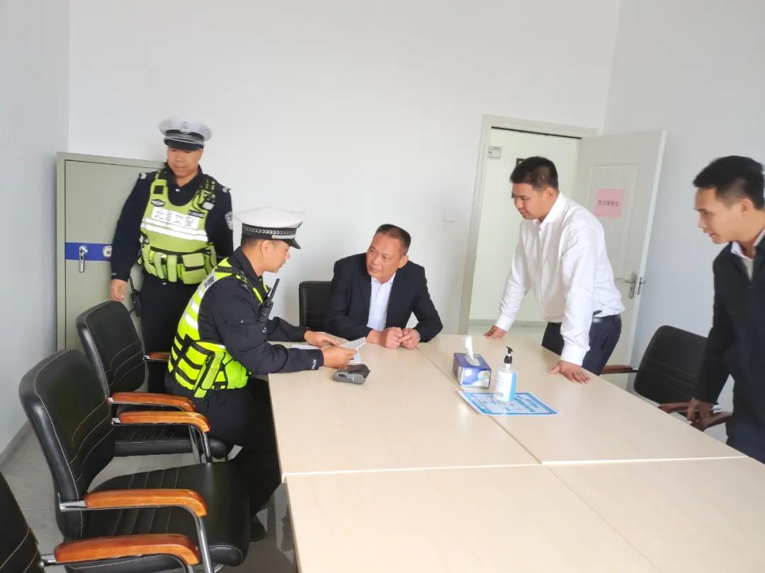 北海一大客车司机为赶时间竟然“抄近道”，交警蜀黍：处罚+约谈企业！|守法知礼平安行