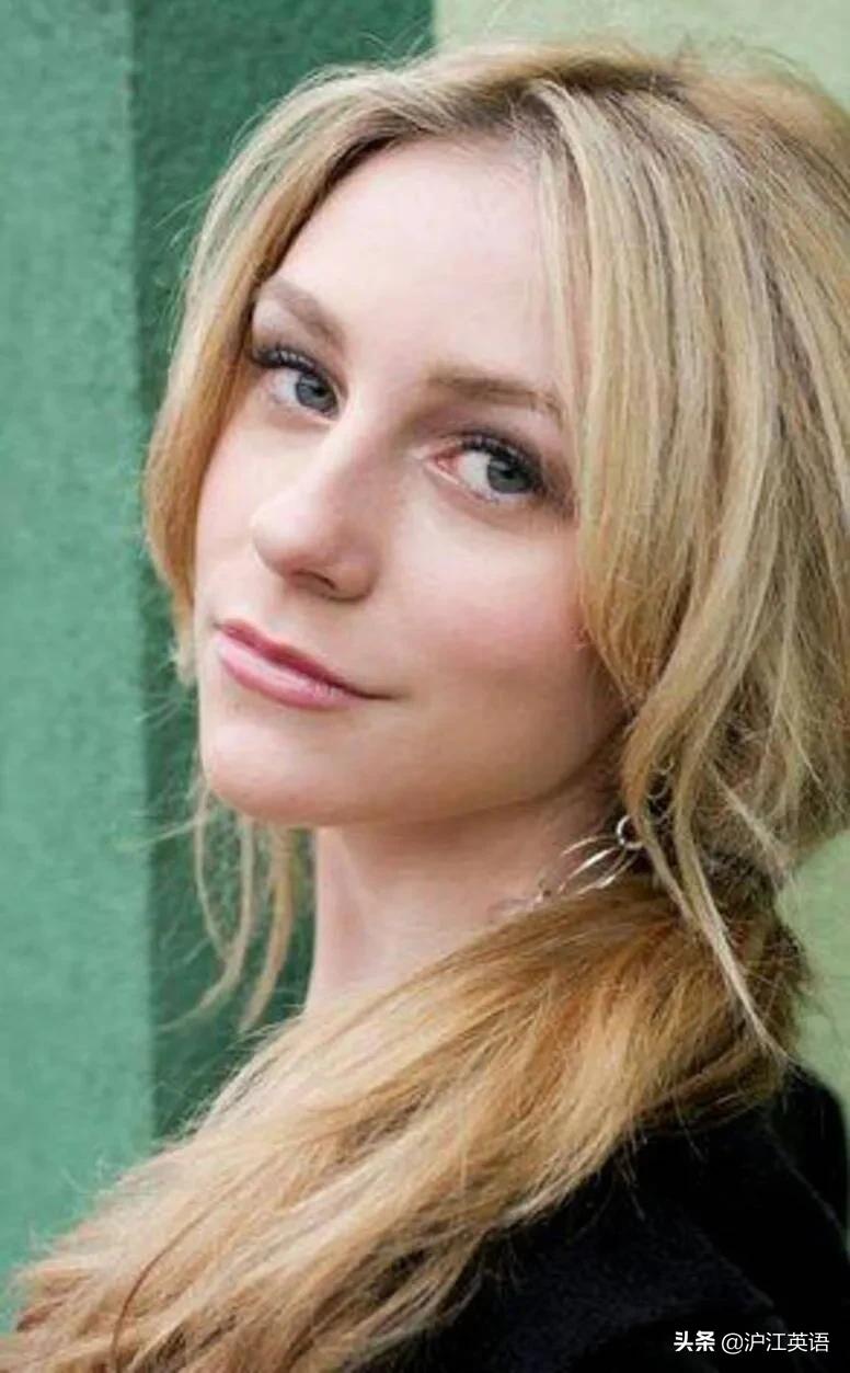 下一个小甜甜？16岁少女嫁51岁男演员，网暴10年还被催自杀