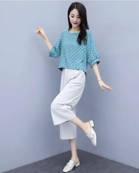 670后的婆婆妈妈们,肩宽腰粗别穿裙!穿新款大码衫,女人味十足