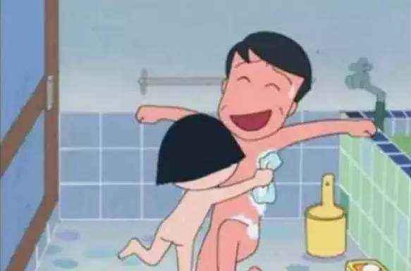 外国爸爸给婴儿洗澡,爸爸什么时候不能帮女儿洗澡