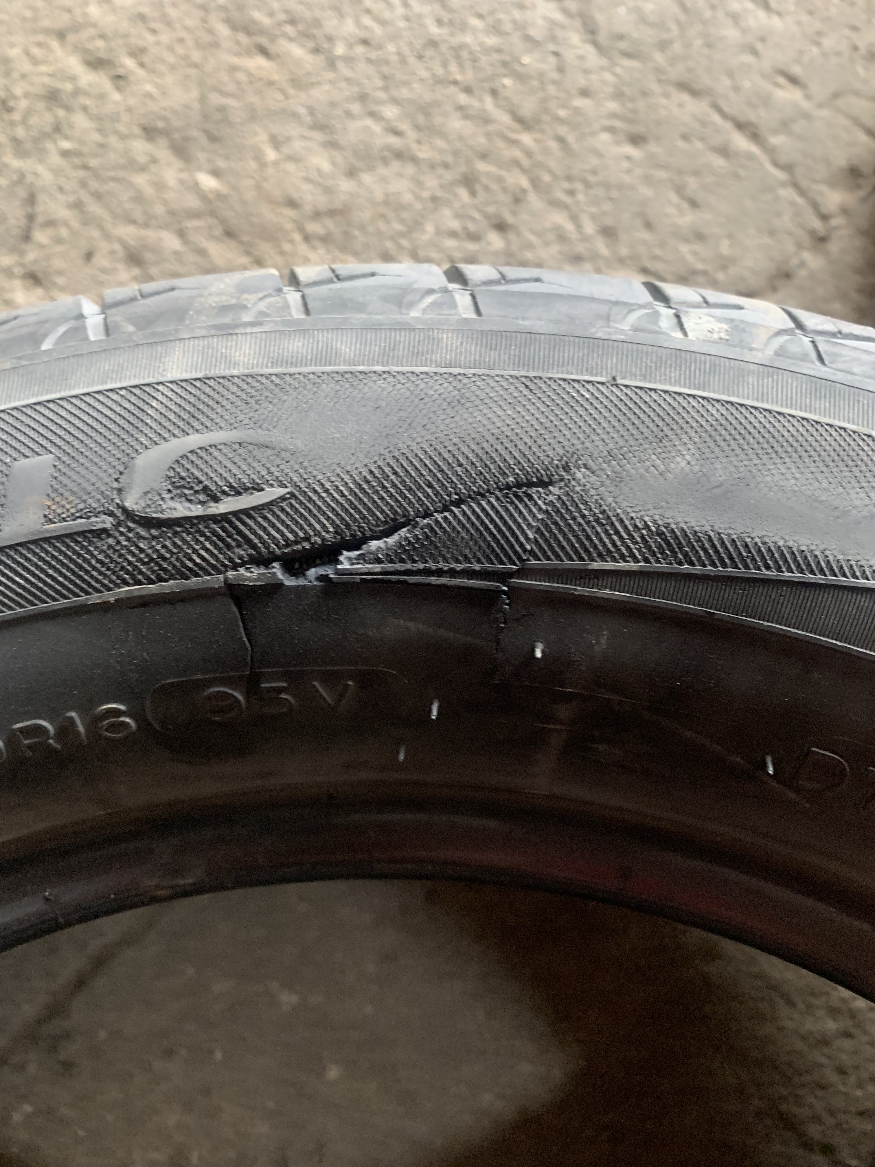 轮胎表面开裂到什么程度该更换,轮胎侧面老化裂纹还能继续用吗