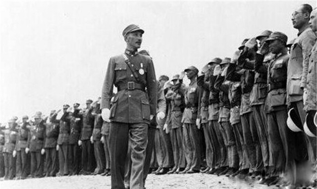 30万国军*攻围**3万红军，众人向主席请教破敌妙计，主席：睡上三天