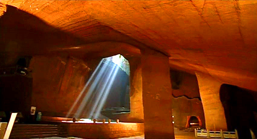 小水塘下藏着巨大山洞,水塘抽干水后专家竟然发现宫殿