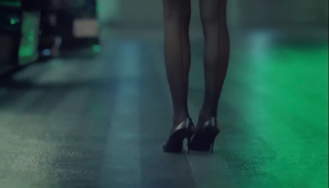 那个卖口红的YSL,教会女孩不色情的穿黑*袜丝**