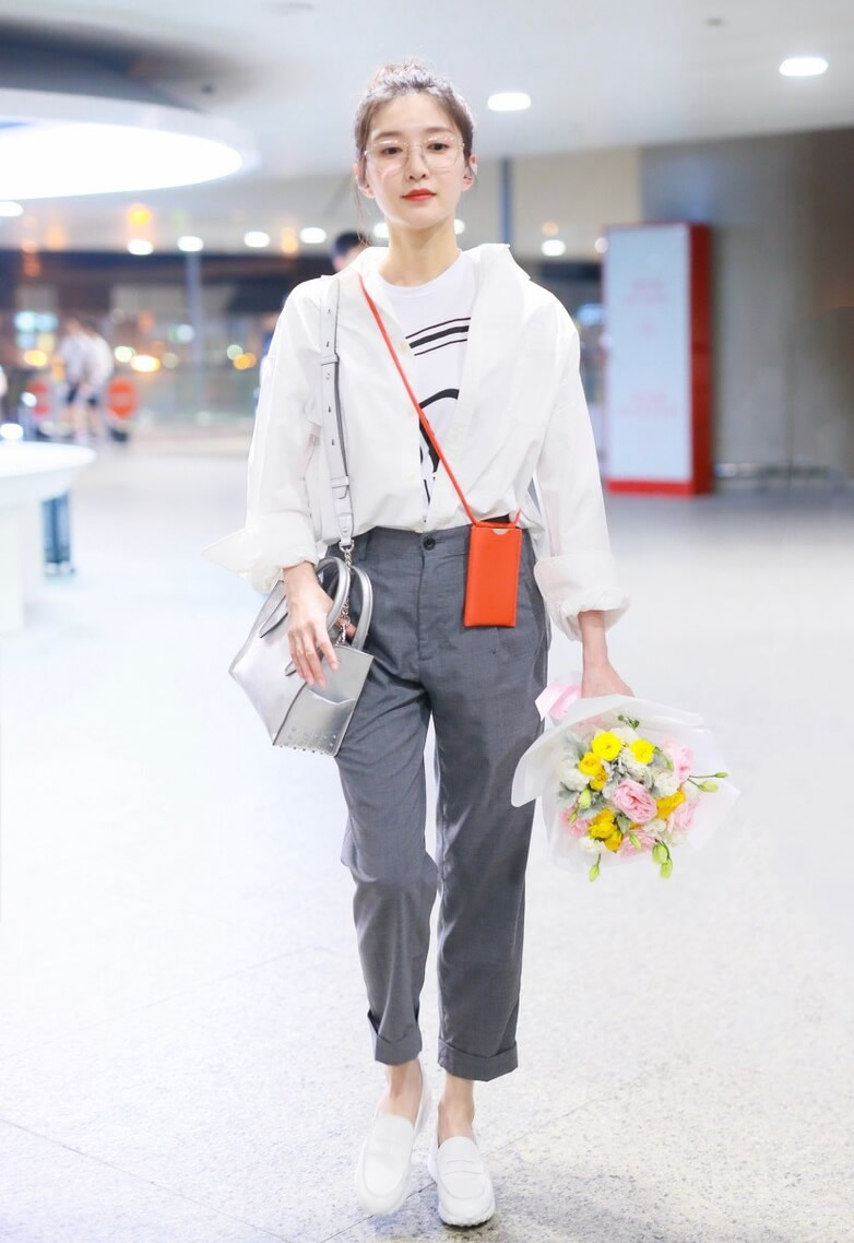 灰色裤子配什么颜色上衣最好看,灰色裤子配什么色的上衣好看