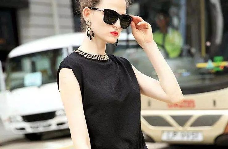 新衣服褪色用什么方法洗,新衣服如何防止衣服掉色