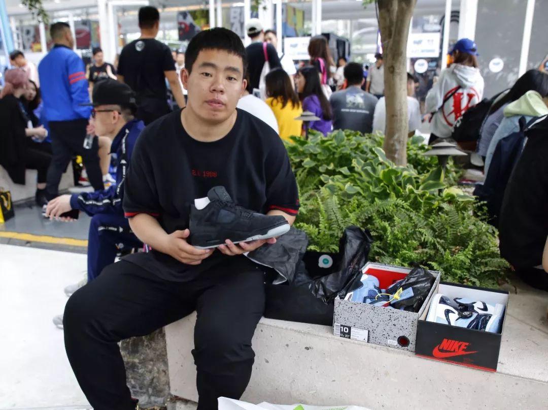 大学生一个月生活费给男朋友买鞋,大学生一个月生活费800可以吗