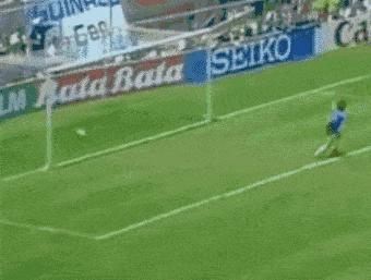 孙兴慜踢断戈麦斯,戈麦斯被红牌罚下