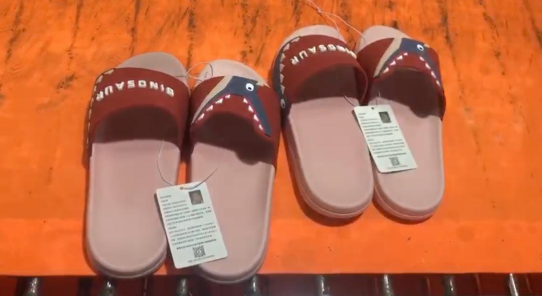 鞋厂塞鞋底视频,鞋厂往鞋里塞小卡片