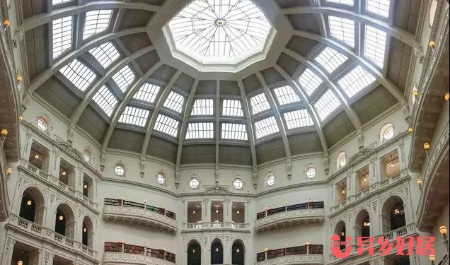 徜徉书籍海洋享受读书乐趣,徜徉在书海里面