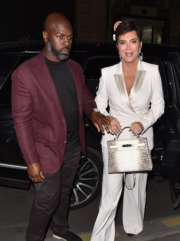 64岁卡戴珊妈妈也撒娇？和39岁黑人小男友在办公室亲吻，太甜了吧