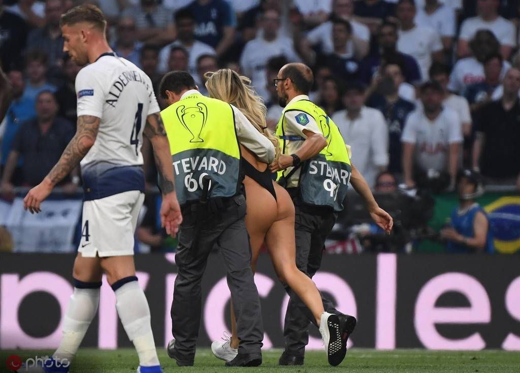 女球迷冲进欧冠决赛场内视频,疯狂的女球迷