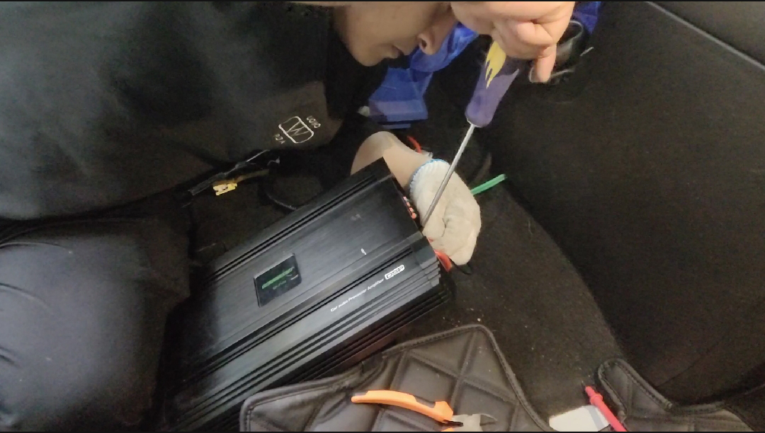 保定丰田霸道丹拿音响改装效果图,临沂霸道汽车音响改装