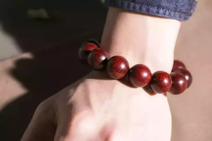 小叶紫檀佛珠戴左手还是右手,男士戴小叶紫檀手串左手还是右手