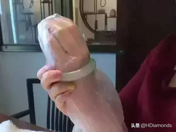 玉镯取不下来怎么办,玉镯卡在手上紧紧的怎么取出来