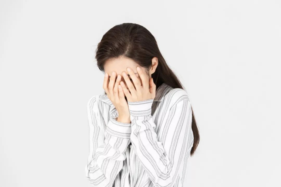 月经量少颜色发暗是什么原因,月经量少而呈点滴状是什么原因