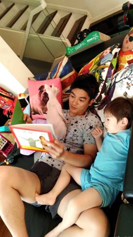 霍思燕喂嗯哼“吃百科全书”？与黄磊不谋而合！同款绘本都火了