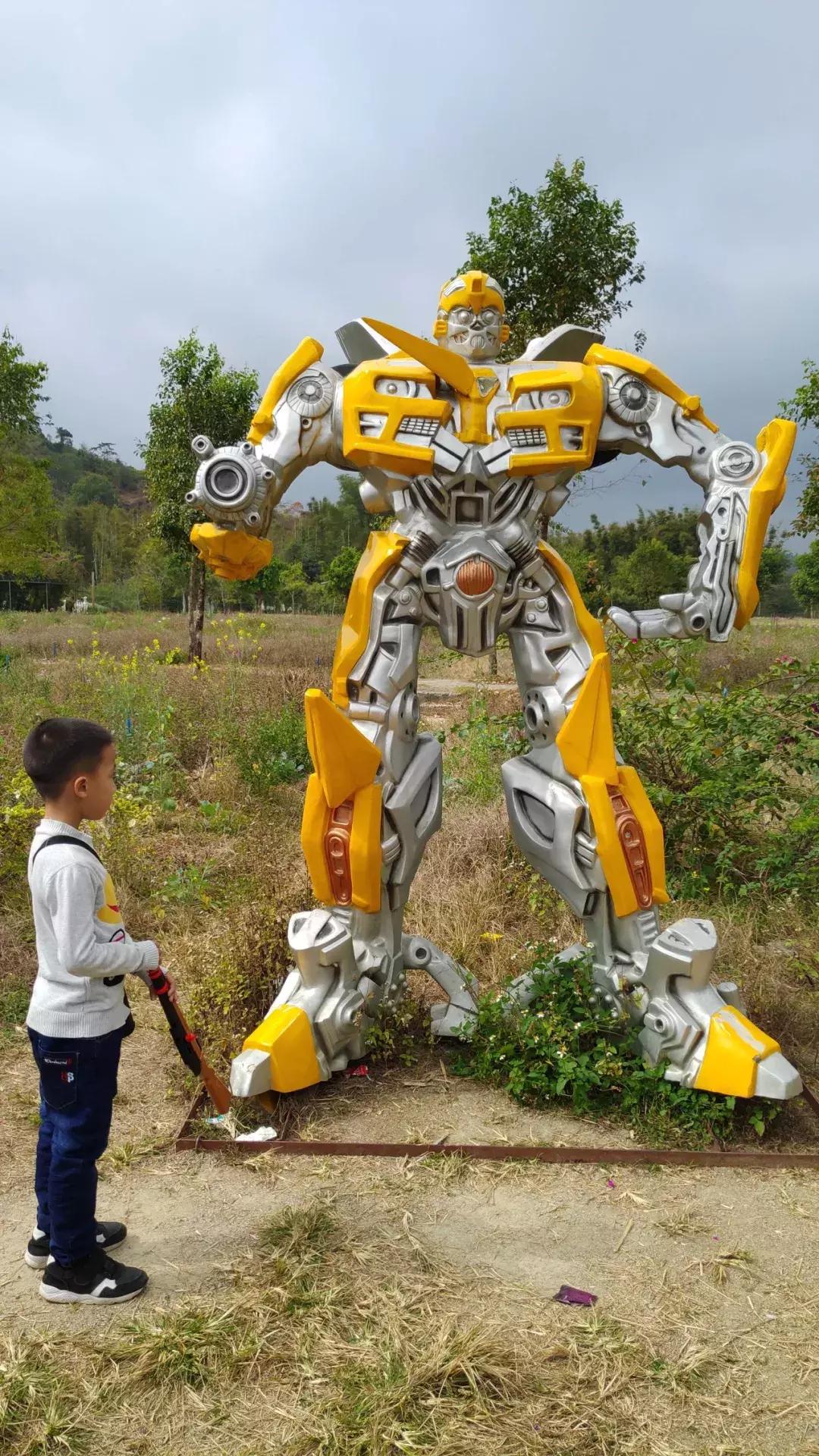 我逛了家乡的山寨乐园，并发现一大堆“盗版动漫人物”！