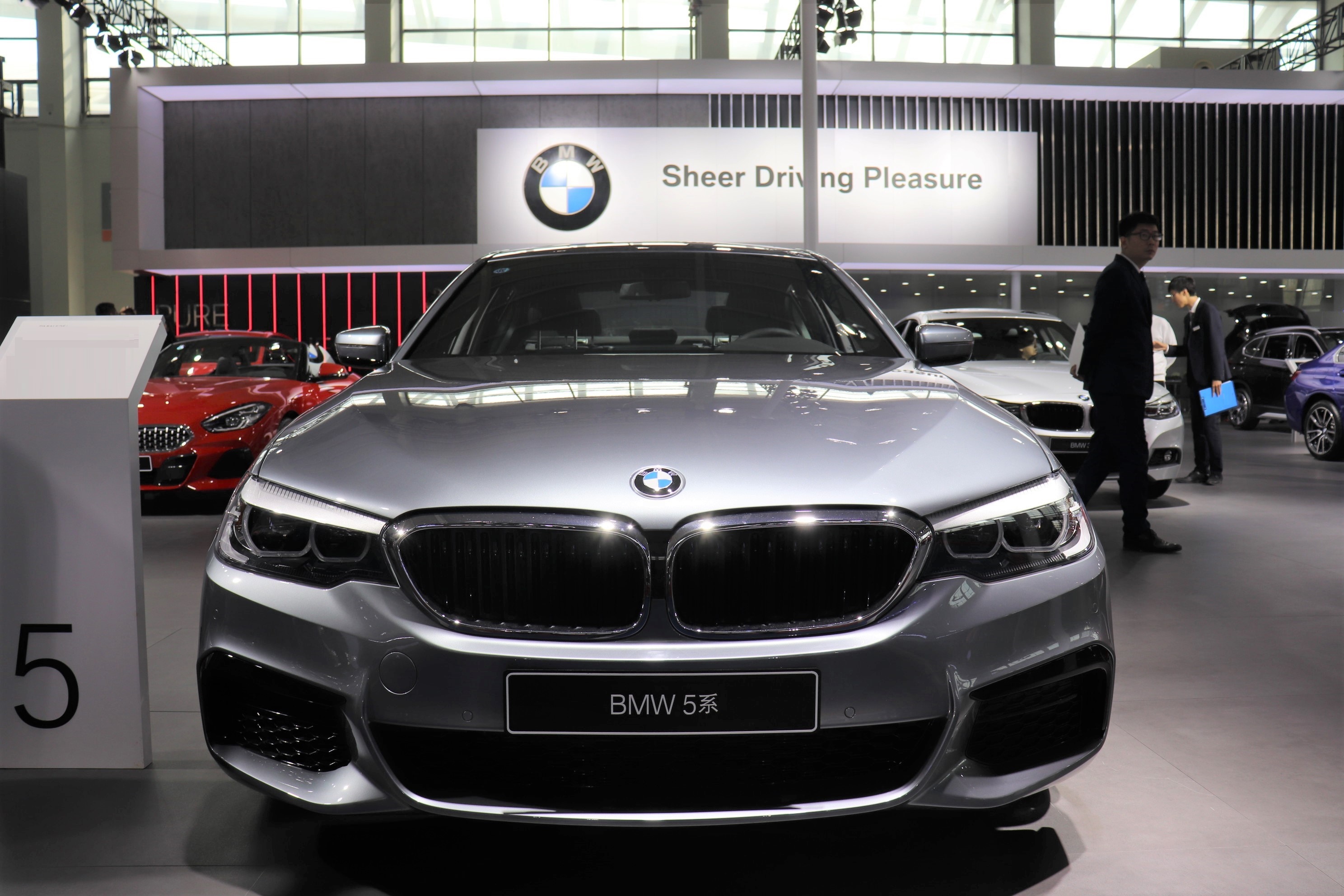 宝马5系一个车门喷漆要多少钱,宝马5系喷漆一个面多少钱