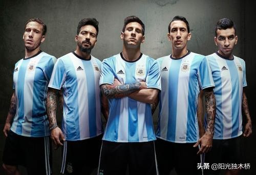 红色和蓝色足球,足球红色和蓝色哪个好