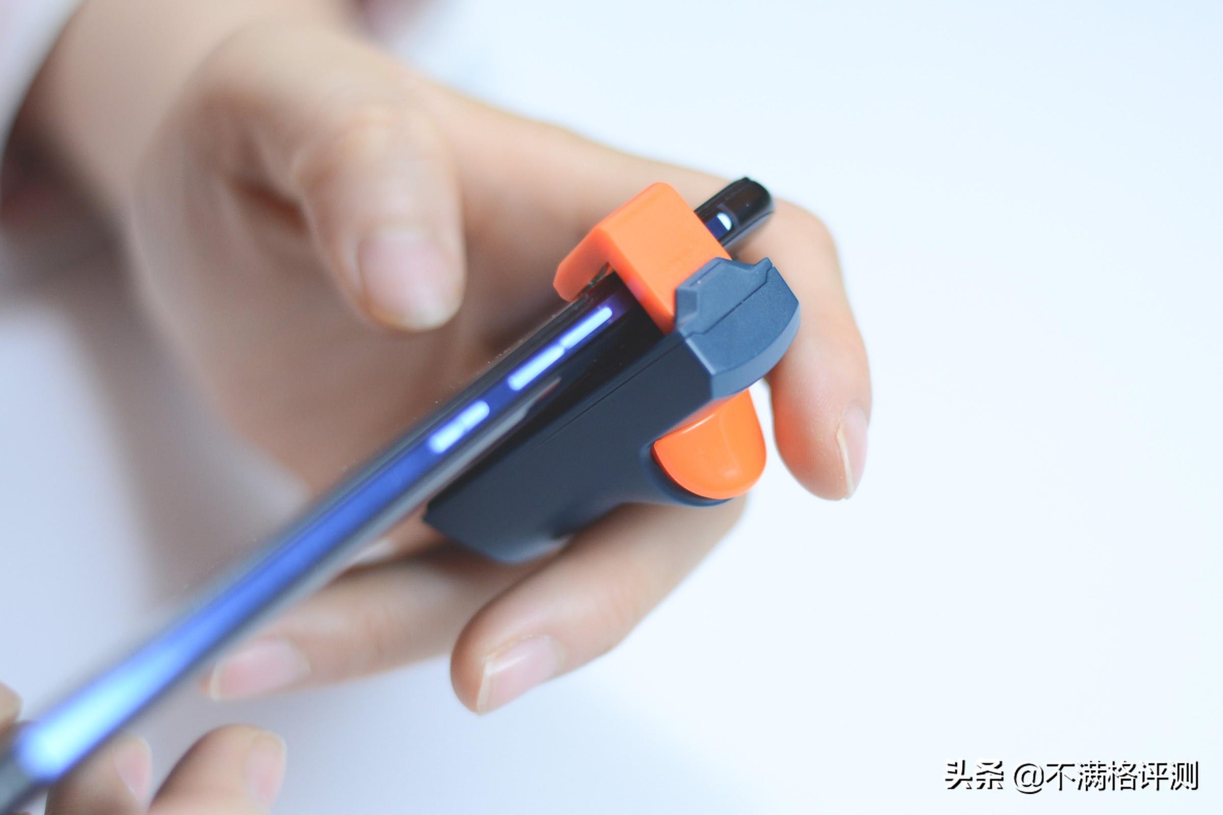 北通J1手游按键：打火机一样大小，用它玩吃鸡，SKS秒变AK47