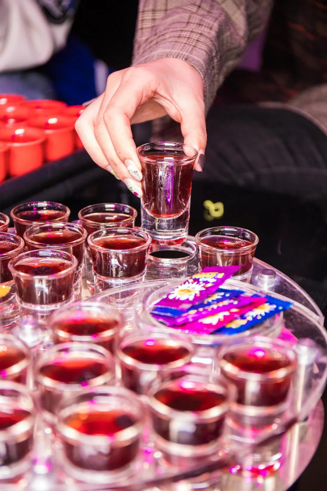 再也不用飞成都了！明星都超爱的贰麻酒馆青岛盛大开业