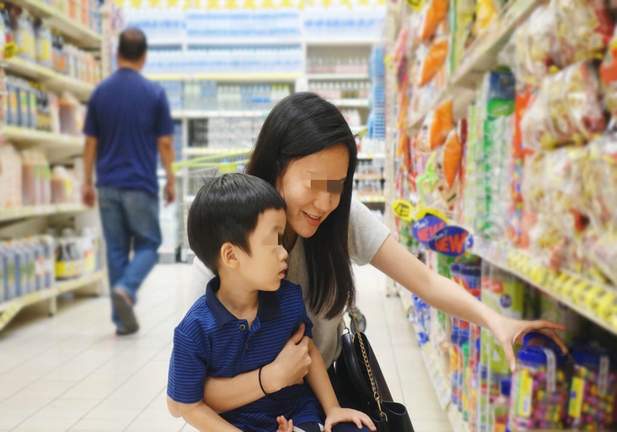 三岁儿子超市随手拿口香糖没付钱,孩子在超市买东西忘记付钱怎么办