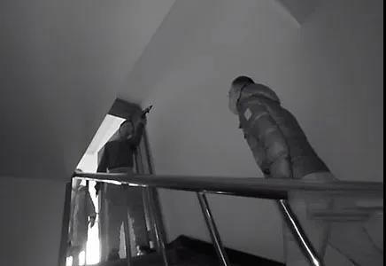 “我打死你！”10.5厘米长的钉子射穿面部后，他竟毅然朝嫌疑人扑去