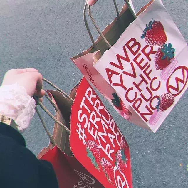 代购爆单预感！星巴克最新“猫耳杯”、“草莓收纳包”成超级网红