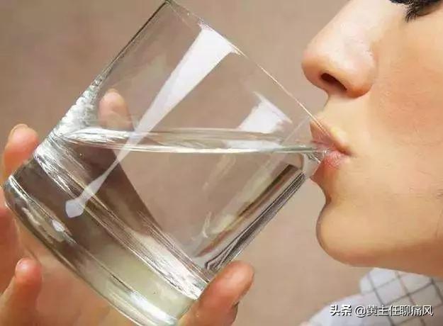 碳酸氢钠片辅助降尿酸如何吃,碳酸氢钠一片要兑多少水服用