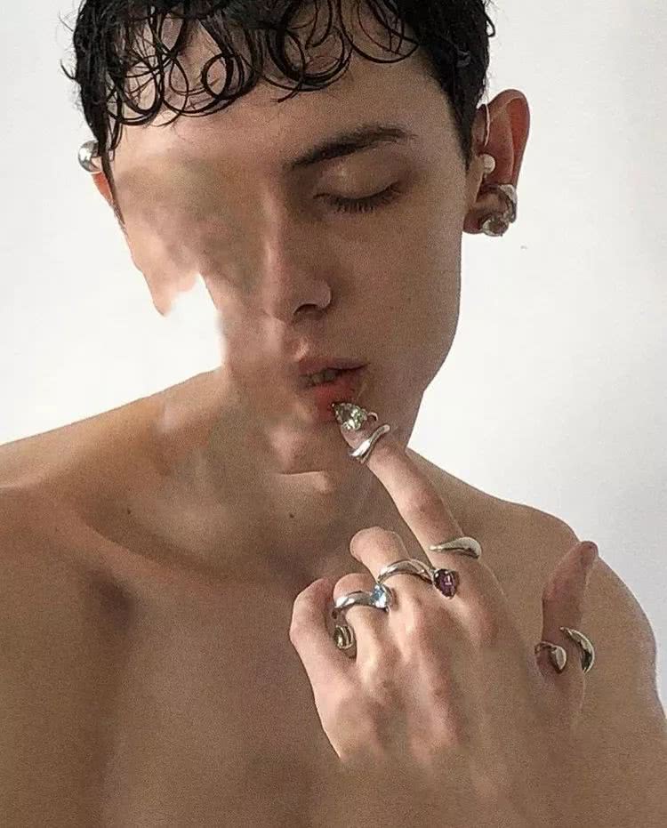 比起Ambush处了什么“对象”,我更关心这些小众配饰品牌何时上新