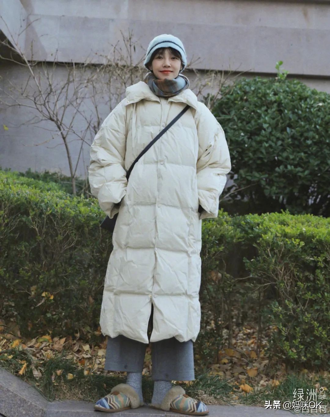 几种很火的围巾的新系法,比较短的围巾系大法