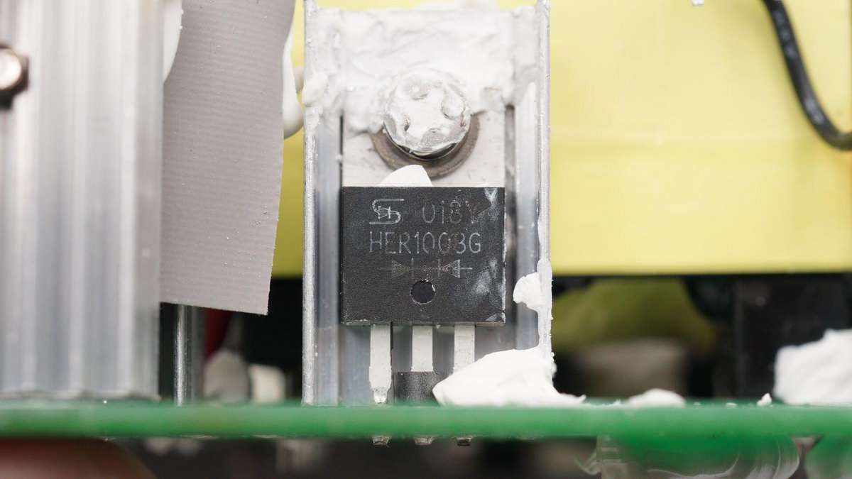 公牛便携式电源拆解,公牛1800w户外电源拆解