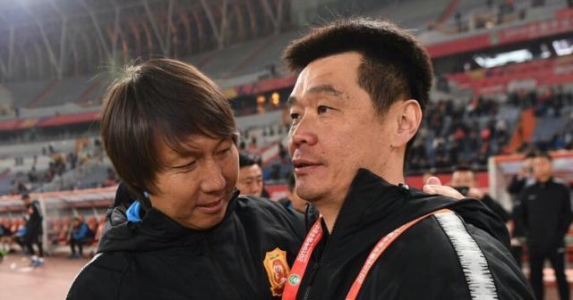 好隆重！一人成主客队海报主人公，球迷：这场比赛怎么踢才好呢？