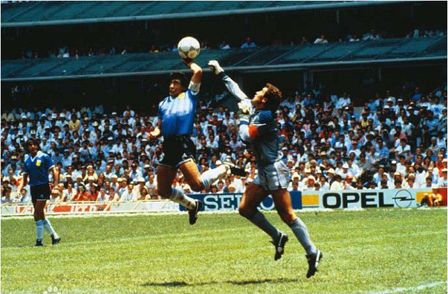 足球马拉多纳上帝之手,足球上帝之手原视频