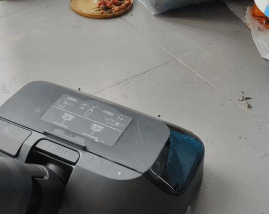 小米喂猫神器,小米轻羽吸尘器吸猫毛效果