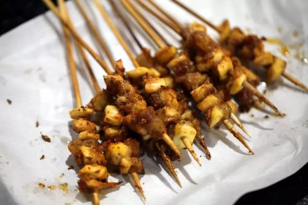 门头沟老牌美食摆上大排档！露天撸串火锅加烤鱼，100元买100瓶U8