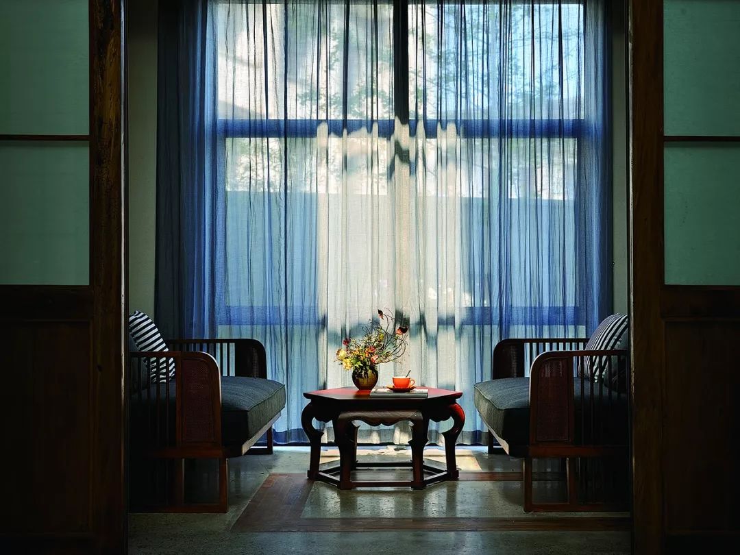 秋日河畔画中小镇，隐于茶园流水，山水间三店新开旅居吃茶慢生活