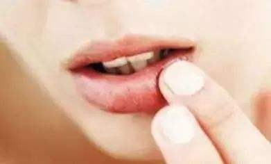 嘴角上火起泡烂嘴角最快消除法,鼻子热气牙疼烂嘴角是哪里上火了