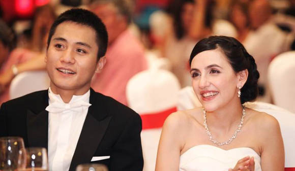 41岁“演技派”刘烨，曾3夺影帝娶小两岁娇妻，今一家四口惹人羡