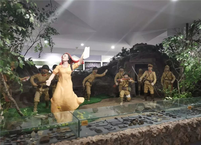 17岁的嘎丽娅劝降450名日军，只留下红头巾，普京为其纪念碑题词