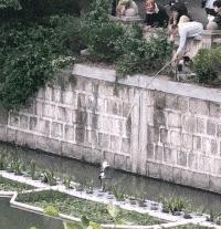 搞笑gif段子妹子你太皮了,搞笑gif段子妹子有点太淘气了