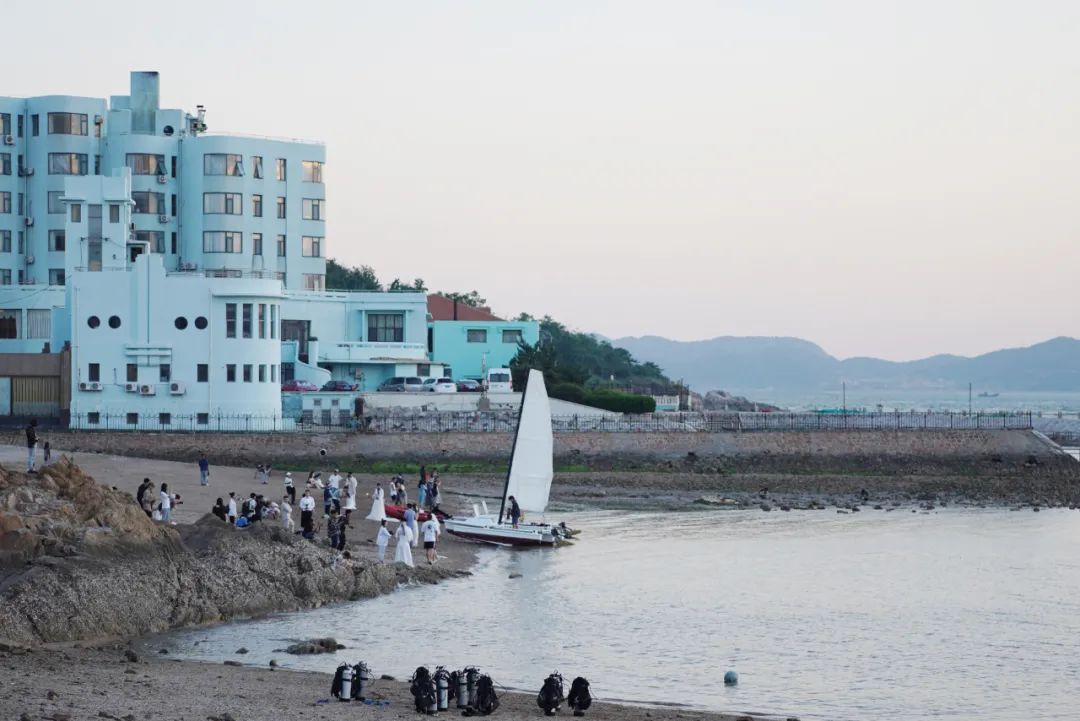 青岛的海给人很惬意,夏天青岛的海边热吗