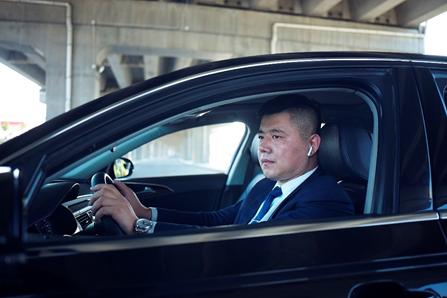 藏龙卧虎！揭秘豪华车司务员：手工炒茶远洋航海还有木雕艺术家